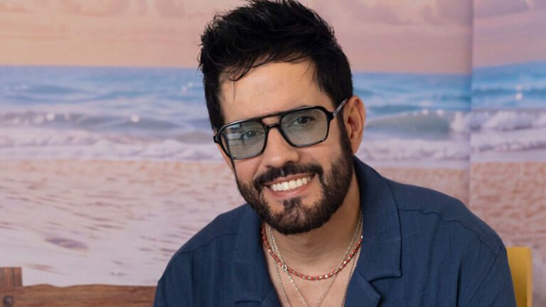 Manny Cruz celebra 10 años de carrera como solista con una colaboración junto a Juan Luis Guerra y reflexiona sobre los aprendizajes y sacrificios que han marcado su trayectoria.