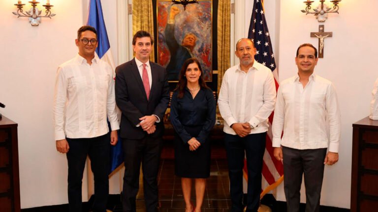 Sistema 911 impulsa cooperación tecnológica con Estados Unidos para fortalecer respuesta ante emergencias Representantes del Sistema 911 participaron en un encuentro de tecnología e innovación encabezado por la embajadora de Estados Unidos en República Dominicana, Leah F. Campos.