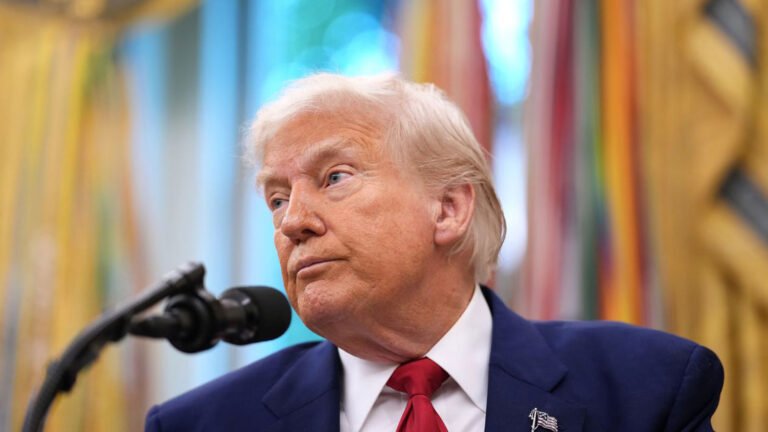 CNN, MS NOW y Politico acudieron a la justicia federal después de que la Casa Blanca revocara las credenciales de sus periodistas y les negara el acceso a sus instalaciones.